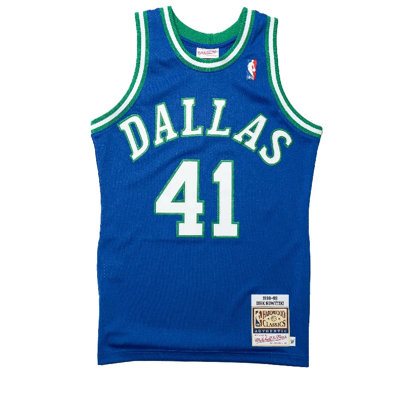 Boutique display Mitchell & Ness Dallas Mavericks Authentic Dirk Nowitzki Road 1998-99 Jersey - Blue